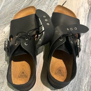 fluevog peacemaker—rigoberta sandals (black)